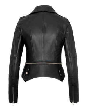 Czarna kurtka skórzana damska z krótkim krojem, zapięciem na zamek i ozdobnymi guzikami na bokach