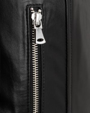 kurtka skórzana damska z metalowym zamkiem błyskawicznym w kolorze czarnym i gładkiej fakturze