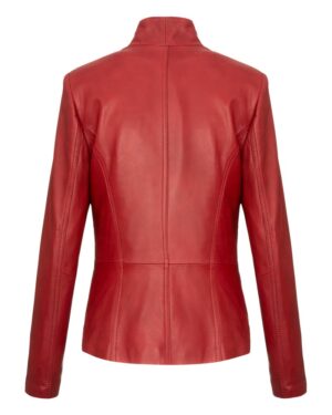 Kurtka skórzana damska w intensywnym czerwonym kolorze z dopasowanym krojem i stójką