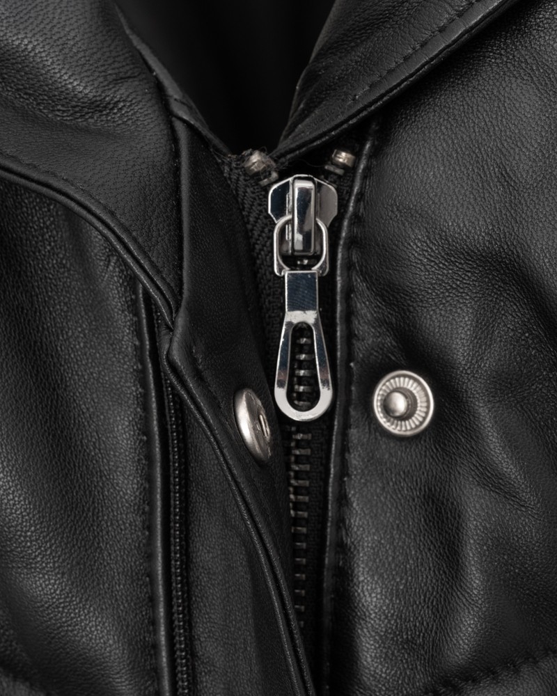 Płaszcz skórzany damski w kolorze czarnym z metalowym zamkiem i ozdobnymi guzikami na klapie