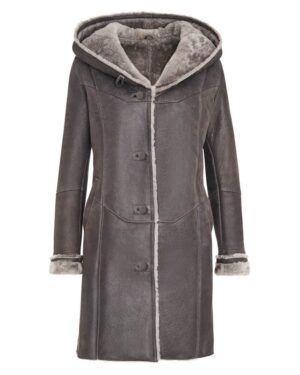 Kożuch damski w odcieniu szarości z kapturem, ozdobnymi guzikami i futrzanym wykończeniem rękawów