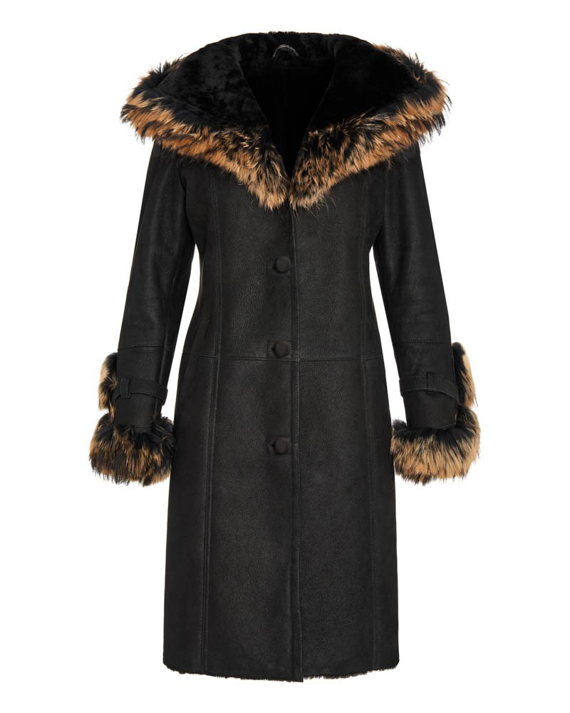 Czarny kożuch damski z futrzanym kołnierzem i mankietami, elegancki fason z guzikami z przodu