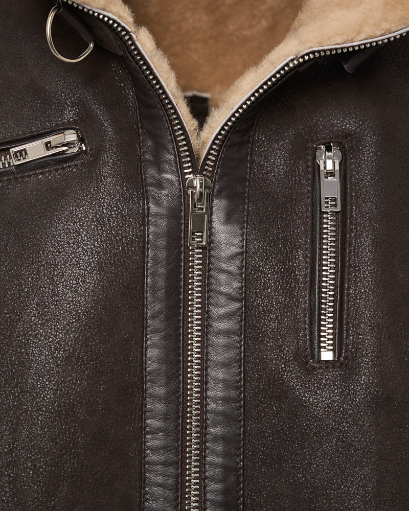 Brązowy kożuch męski z naturalnej skóry z jasnym futrem i zamkami