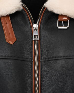 Czarny kożuch damski z naturalnej skóry z jasnym futrem i brązowymi paskami