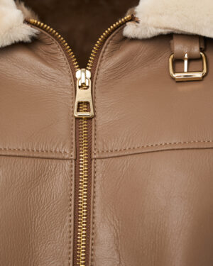 Beżowy kożuch damski z naturalnej skóry z futrem i złotymi detalami