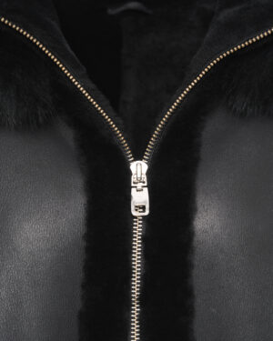 Czarny kożuch damski z naturalnej skóry z futrem i kapturem