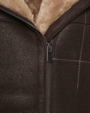 Brązowy kożuch damski z kapturem i jasnym futrem – kożuszek naturalny