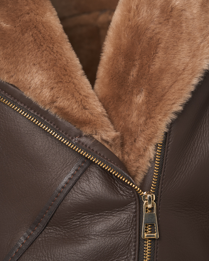 Brązowy kożuch damski z futrem i asymetrycznym zamkiem – kożuszek naturalny