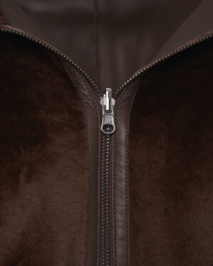 Brązowy kożuch damski z naturalnej skóry z kapturem i futrzanymi kieszeniami