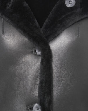 Czarny kożuch damski dwustronny z naturalnej skóry i futrem z kapturem