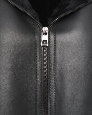 Czarny kożuch męski z naturalnej skóry z futrzanym kołnierzem i zamkiem