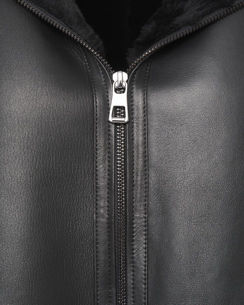 Czarny kożuch męski z naturalnej skóry z futrzanym kołnierzem i zamkiem