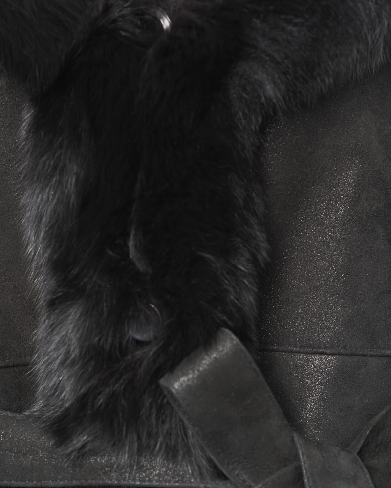 Czarny kożuch damski z futrem i paskiem – kożuszek naturalny