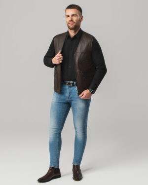 Brązowa skórzana kamizelka męska zapinana na zamek z wieloma kieszeniami