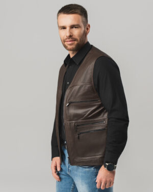 Brązowa skórzana kamizelka męska zapinana na zamek z wieloma kieszeniami