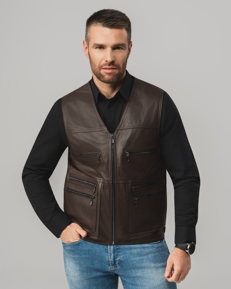 Brązowa skórzana kamizelka męska zapinana na zamek z wieloma kieszeniami