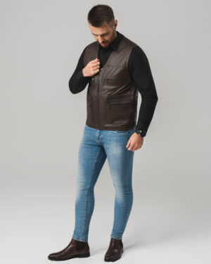 Brązowa skórzana kamizelka męska zapinana na zamek z wieloma kieszeniami