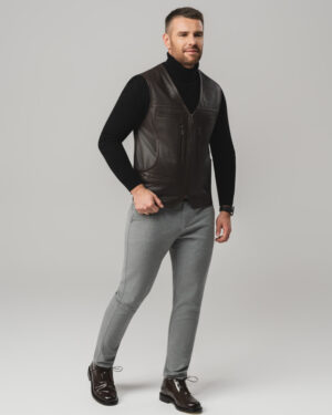 Brązowa skórzana kamizelka męska zapinana na zamek z kieszeniami