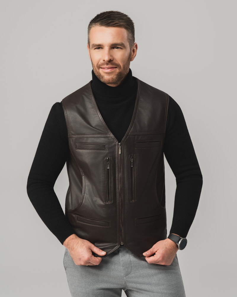 Brązowa skórzana kamizelka męska zapinana na zamek z kieszeniami