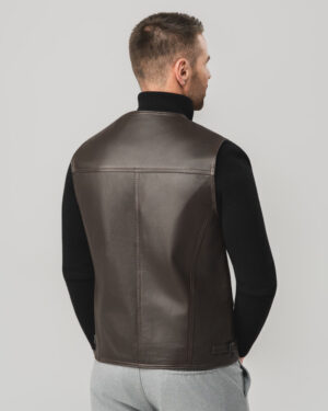 Brązowa skórzana kamizelka męska zapinana na zamek z kieszeniami