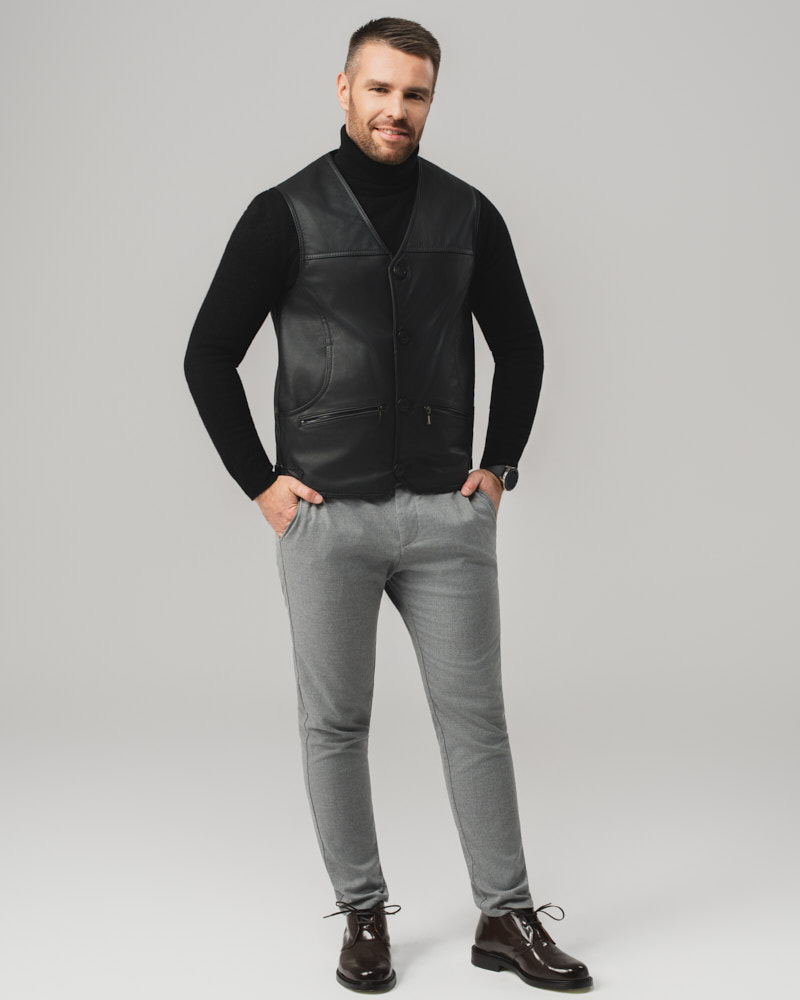 Czarna skórzana kamizelka męska zapinana na guziki z kieszeniami
