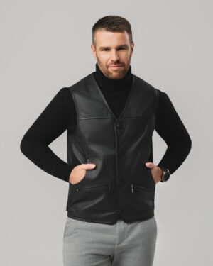 Czarna skórzana kamizelka męska zapinana na guziki z kieszeniami