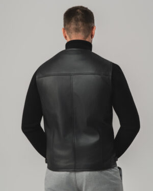 Czarna skórzana kamizelka męska zapinana na guziki z kieszeniami