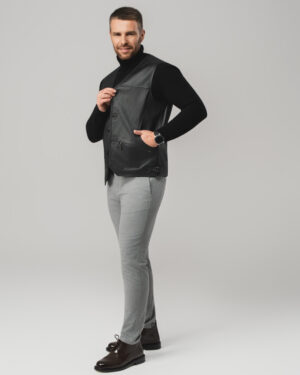 Czarna skórzana kamizelka męska zapinana na guziki z kieszeniami