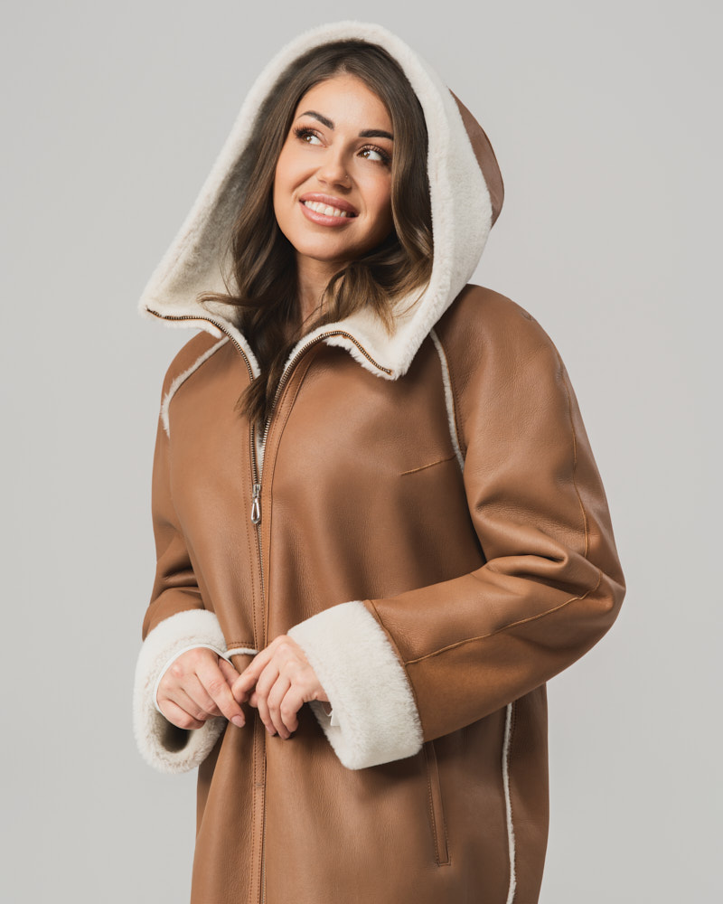 Brązowy kożuch damski z naturalnej skóry z kapturem i jasnym futrem