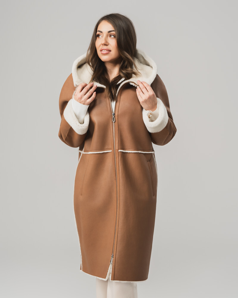 Brązowy kożuch damski z naturalnej skóry z kapturem i jasnym futrem