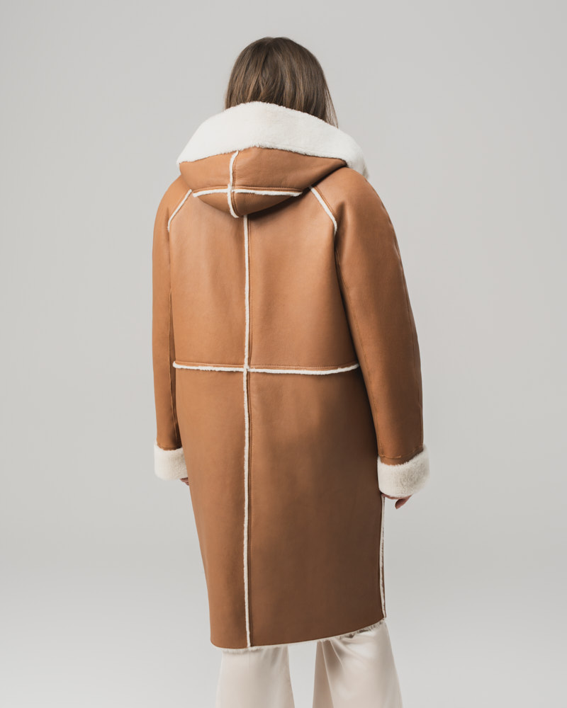 Brązowy kożuch damski z naturalnej skóry z kapturem i jasnym futrem