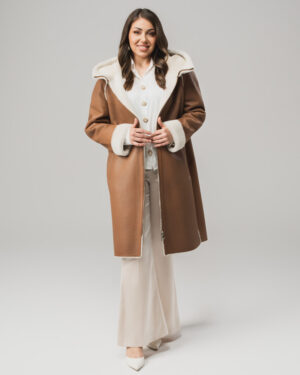 Brązowy kożuch damski z naturalnej skóry z kapturem i jasnym futrem