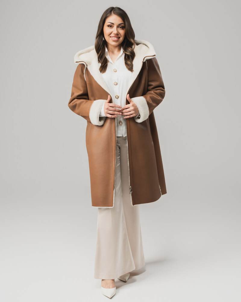 Brązowy kożuch damski z naturalnej skóry z kapturem i jasnym futrem