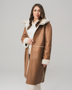 Brązowy kożuch damski z naturalnej skóry z kapturem i jasnym futrem