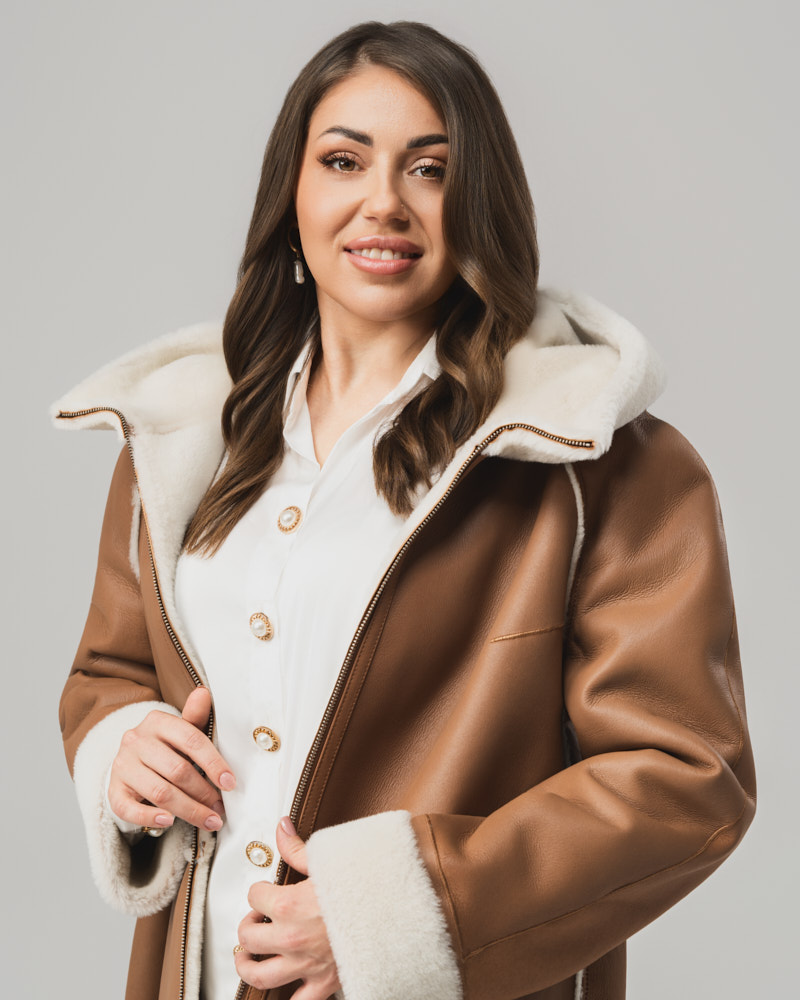 Brązowy kożuch damski z naturalnej skóry z kapturem i jasnym futrem