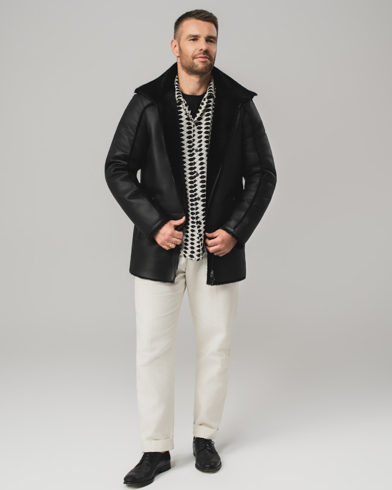 Czarny kożuch męski z naturalnej skóry z futrzanym kołnierzem i zamkiem