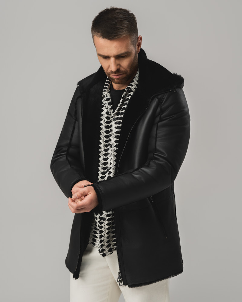 Czarny kożuch męski z naturalnej skóry z futrzanym kołnierzem i zamkiem