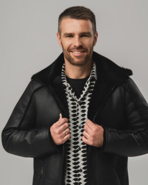 Czarny kożuch męski z naturalnej skóry z futrzanym kołnierzem i zamkiem