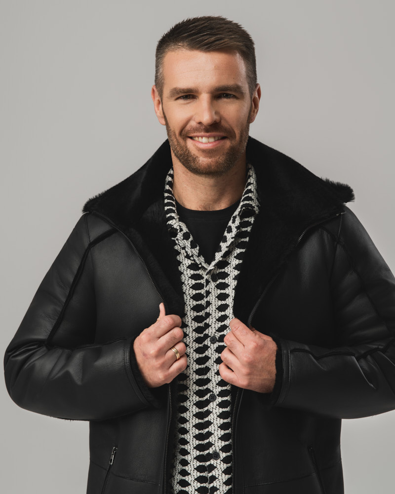 Czarny kożuch męski z naturalnej skóry z futrzanym kołnierzem i zamkiem