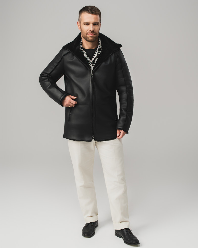 Czarny kożuch męski z naturalnej skóry z futrzanym kołnierzem i zamkiem