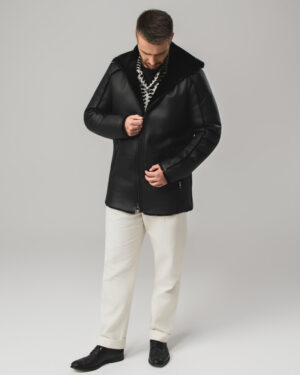 Czarny kożuch męski z naturalnej skóry z futrzanym kołnierzem i zamkiem