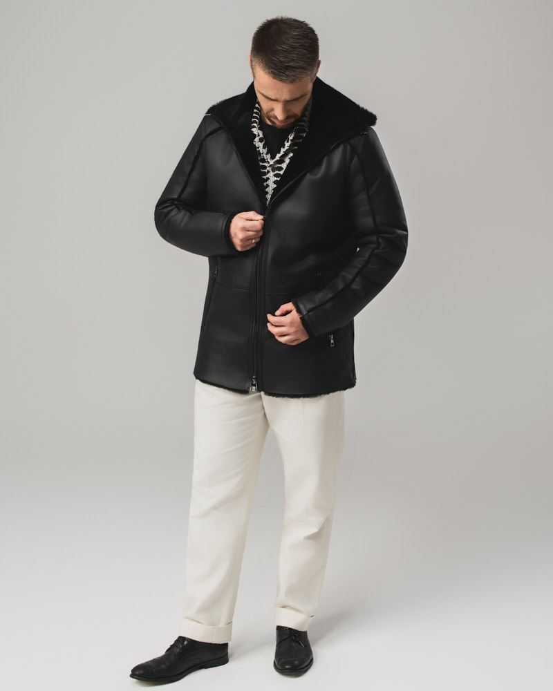 Czarny kożuch męski z naturalnej skóry z futrzanym kołnierzem i zamkiem