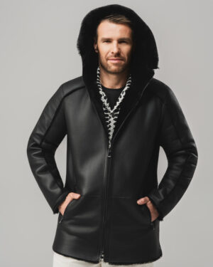 Czarny kożuch męski z naturalnej skóry z futrzanym kołnierzem i zamkiem