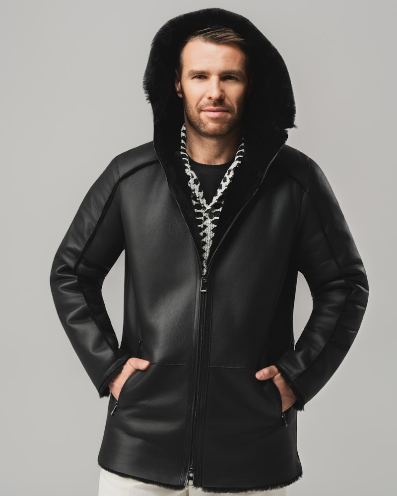 Czarny kożuch męski z naturalnej skóry z futrzanym kołnierzem i zamkiem