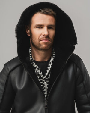 Czarny kożuch męski z naturalnej skóry z futrzanym kołnierzem i zamkiem