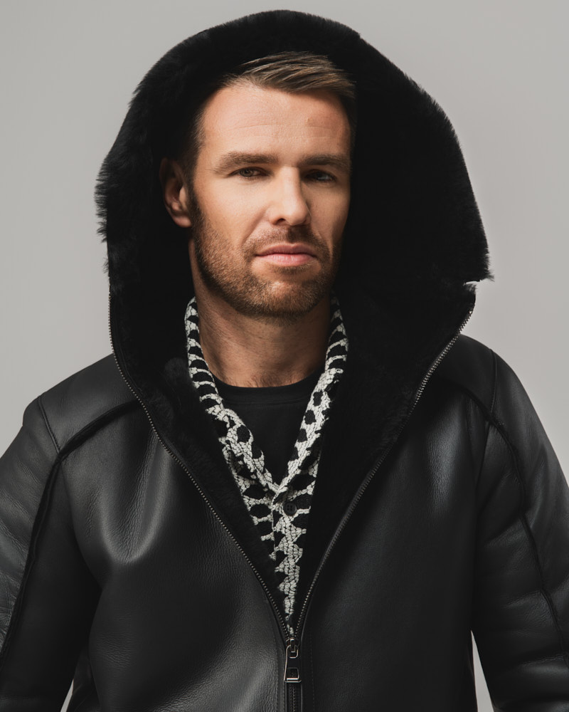 Czarny kożuch męski z naturalnej skóry z futrzanym kołnierzem i zamkiem