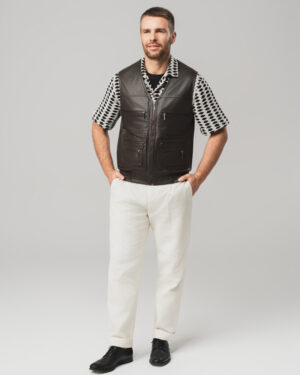 Brązowa skórzana kamizelka męska z wieloma kieszeniami i zamkiem