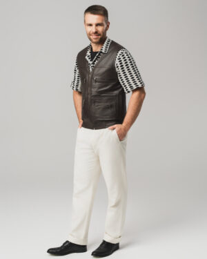 Brązowa skórzana kamizelka męska z wieloma kieszeniami i zamkiem