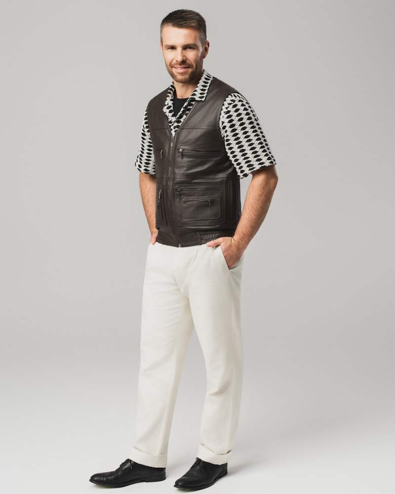 Brązowa skórzana kamizelka męska z wieloma kieszeniami i zamkiem