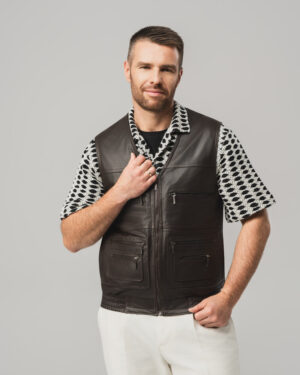 Brązowa skórzana kamizelka męska z wieloma kieszeniami i zamkiem